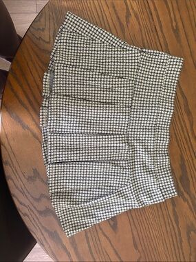 American Eagle Black & Cream Houndstooth Pleated Skort